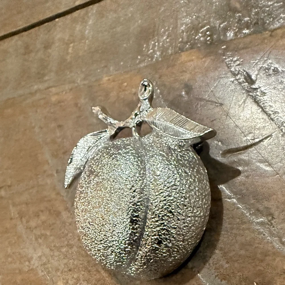 Sarah Coventry Silver Toned Peach Brooch 🍑